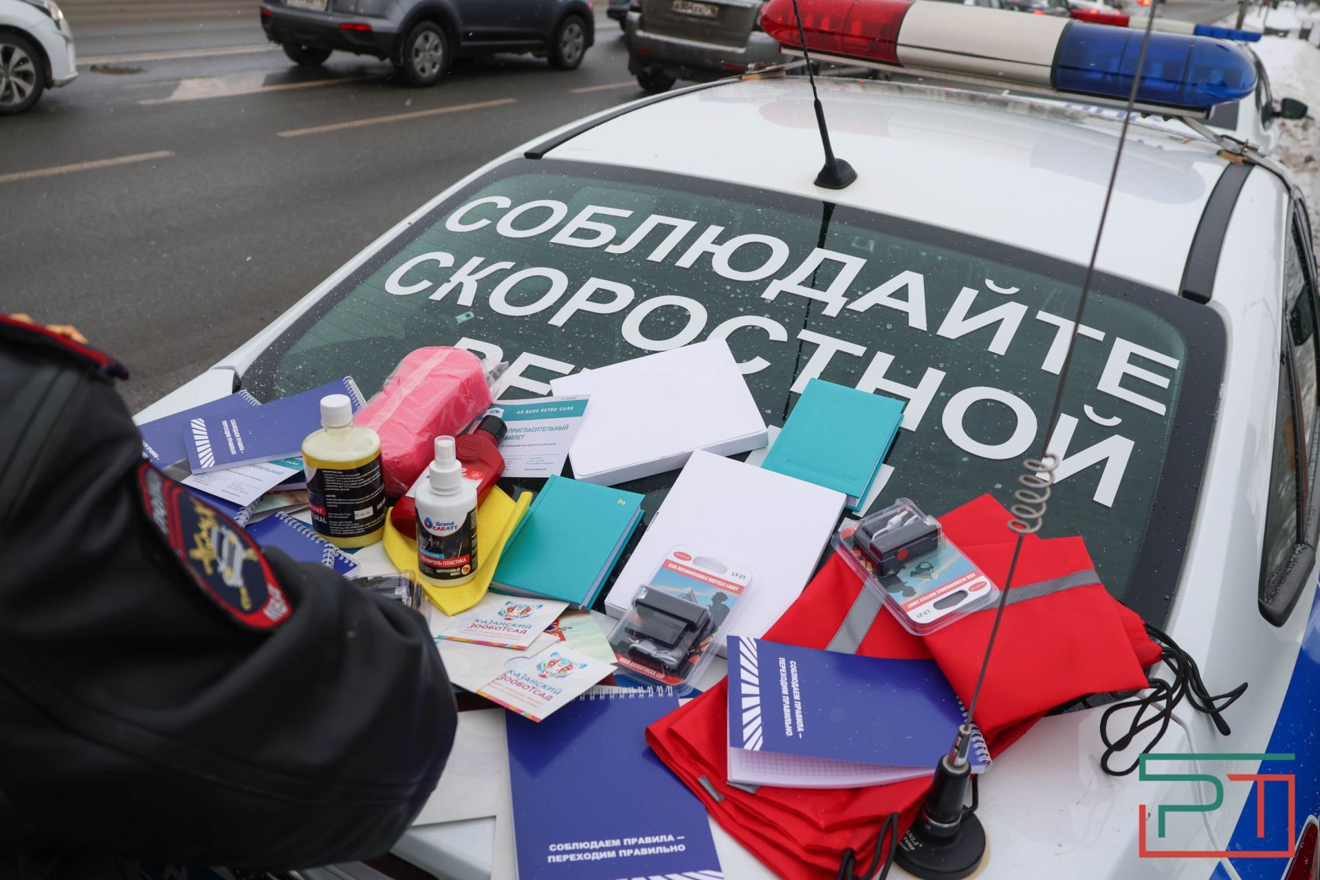 Дед Мороз из ГАИ поздравляет автомобилистов Казани с Новым годом