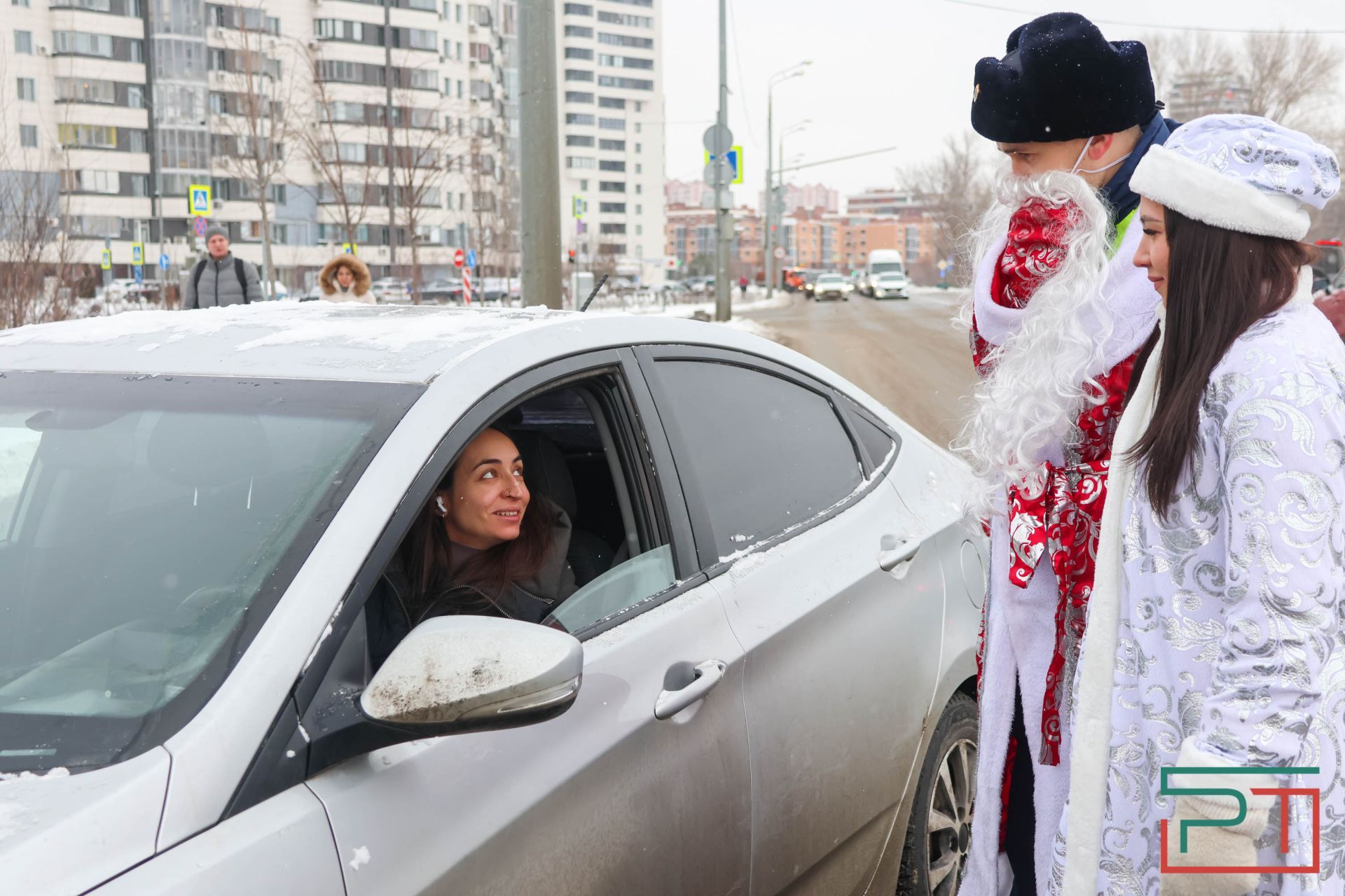 Дед Мороз из ГАИ поздравляет автомобилистов Казани с Новым годом