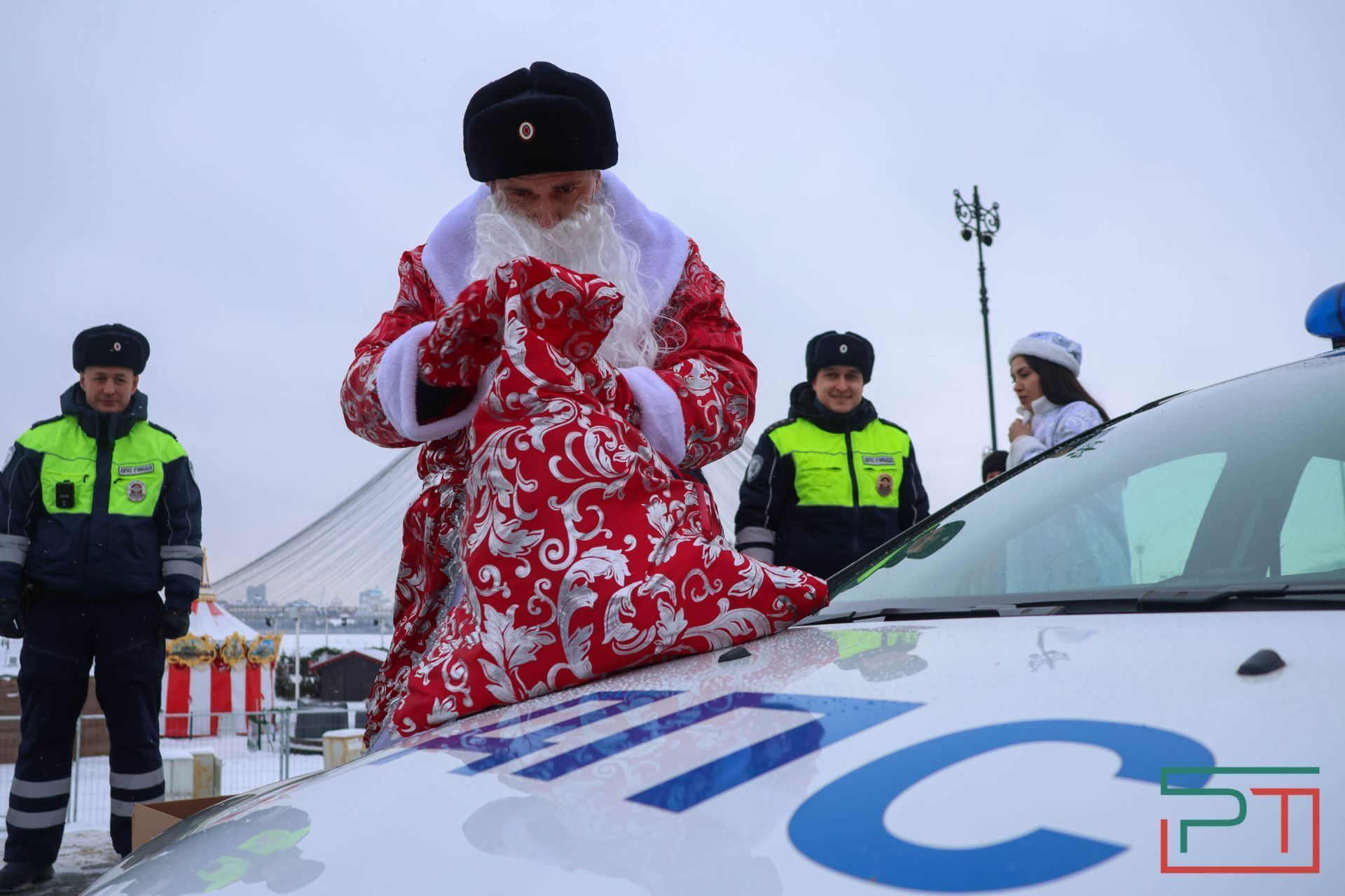 Автоинспекторы в образе Деда Мороза подарили подарки законопослушным водителям в Казани