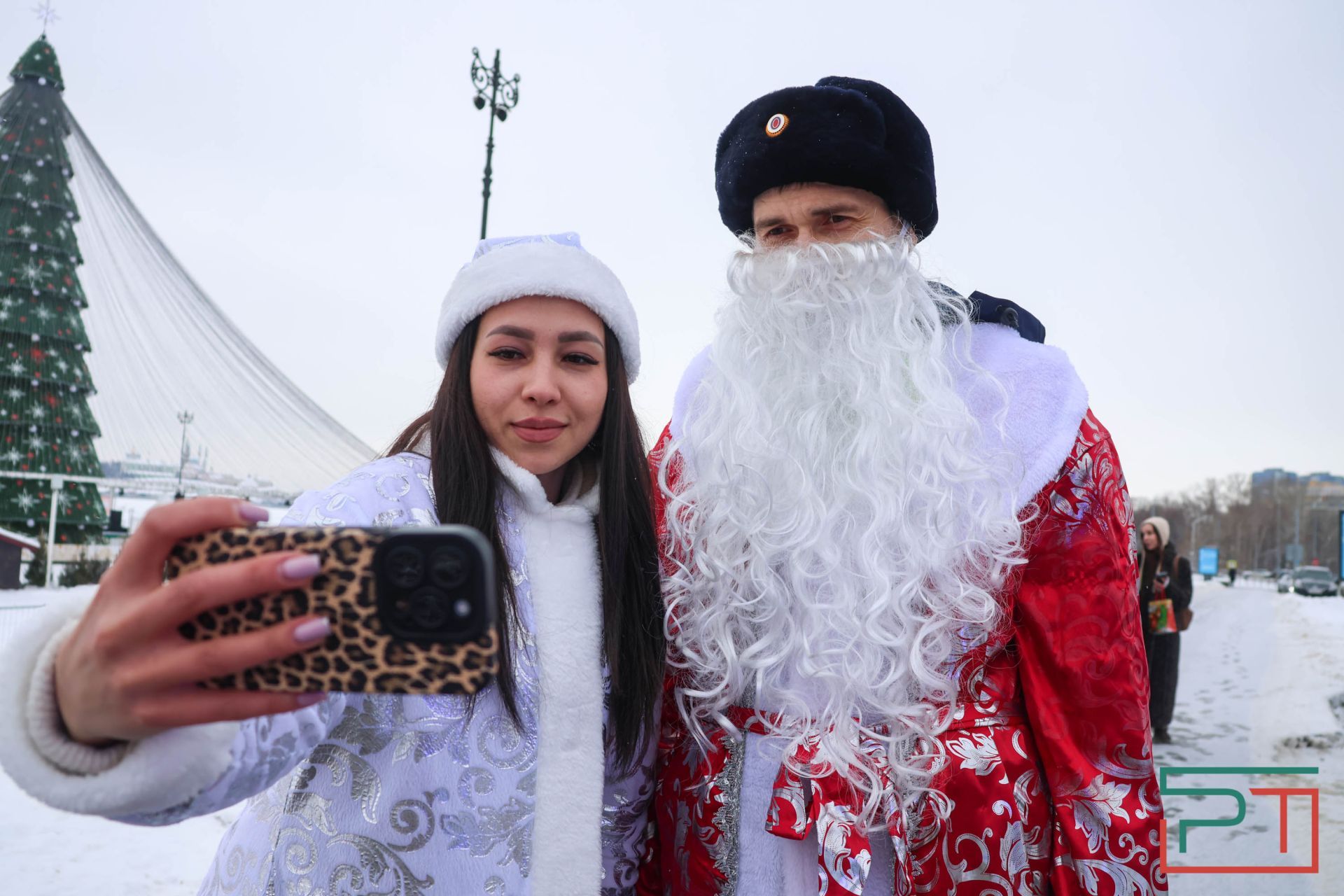 Дед Мороз из ГАИ поздравляет автомобилистов Казани с Новым годом