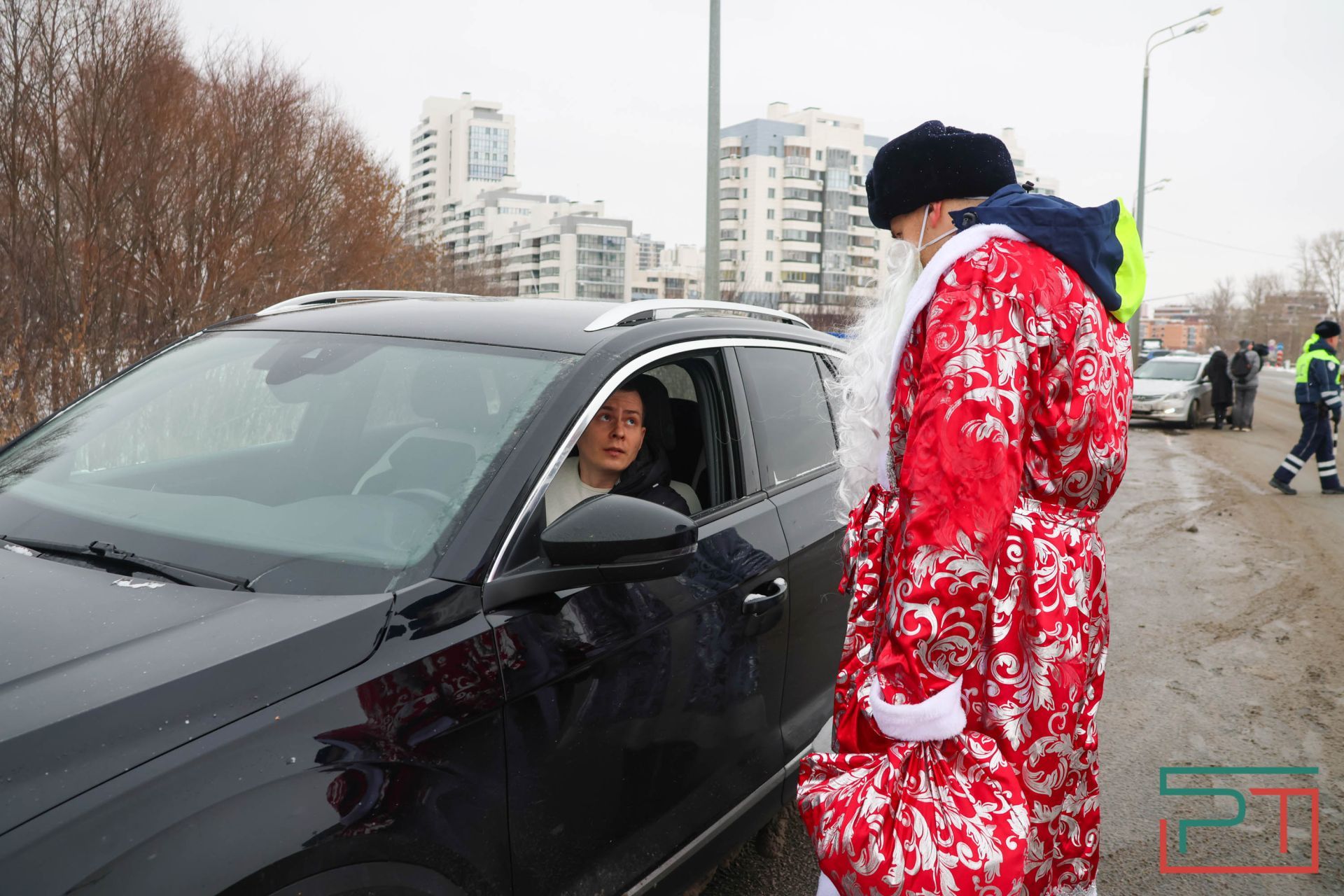 Дед Мороз из ГАИ поздравляет автомобилистов Казани с Новым годом
