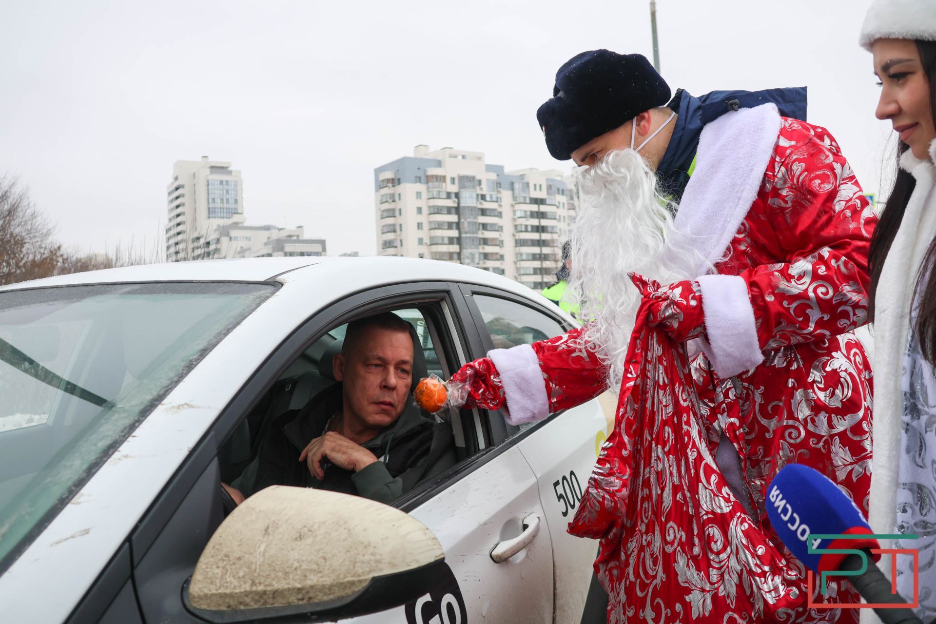 Дед Мороз из ГАИ поздравляет автомобилистов Казани с Новым годом