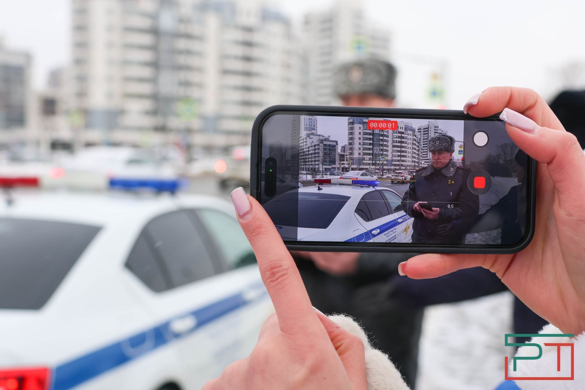 Дед Мороз из ГАИ поздравляет автомобилистов Казани с Новым годом