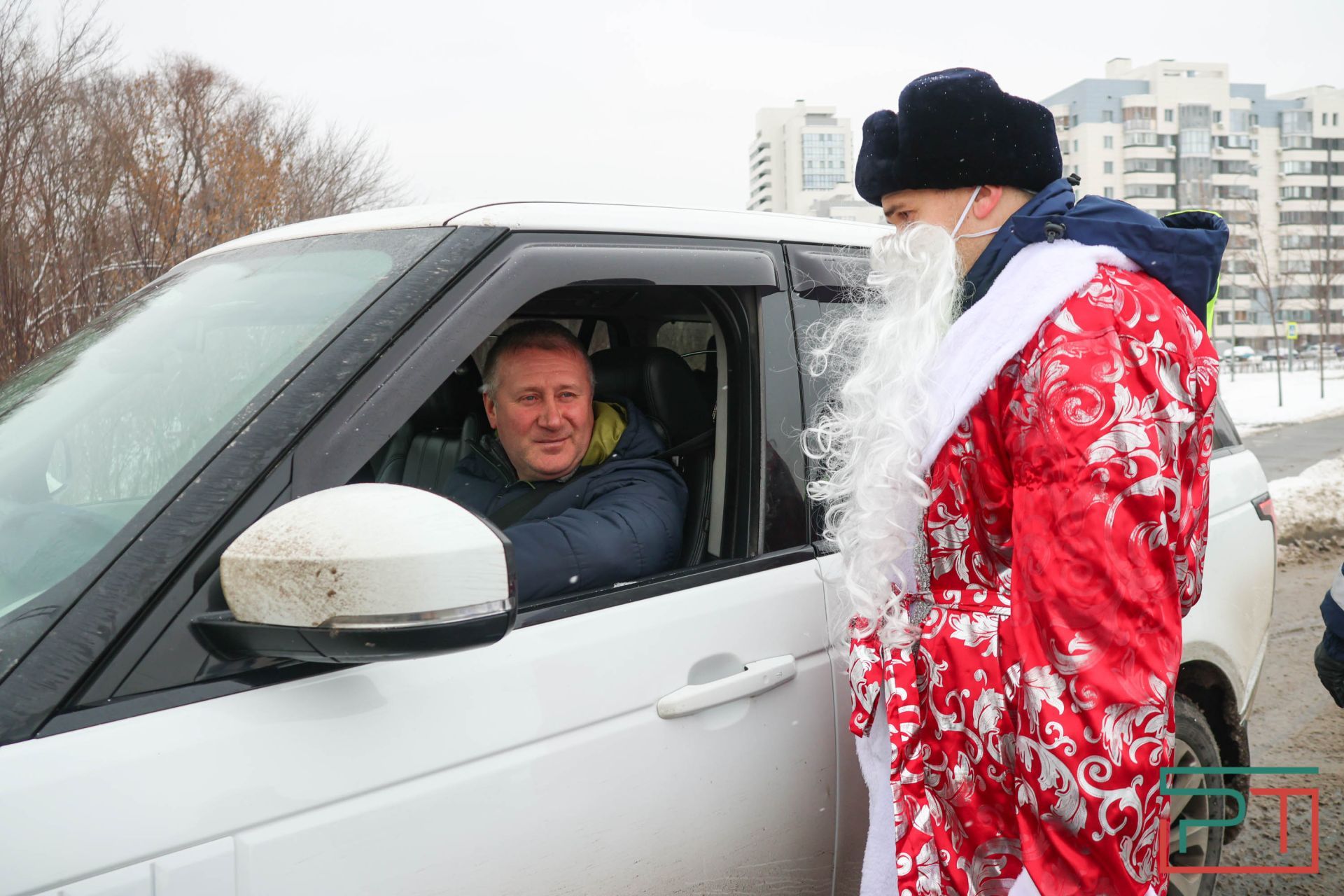 Дед Мороз из ГАИ поздравляет автомобилистов Казани с Новым годом