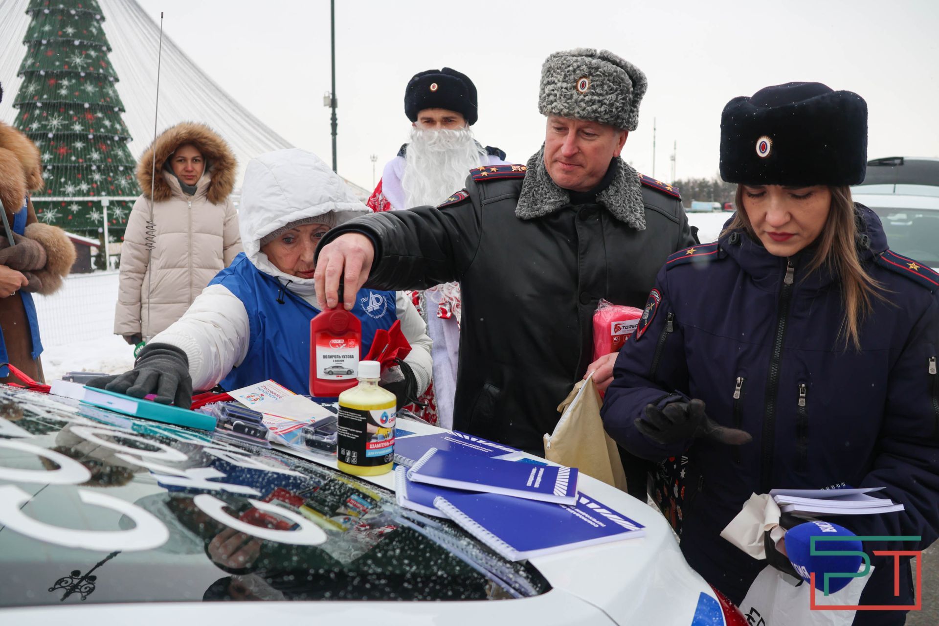 Дед Мороз из ГАИ поздравляет автомобилистов Казани с Новым годом