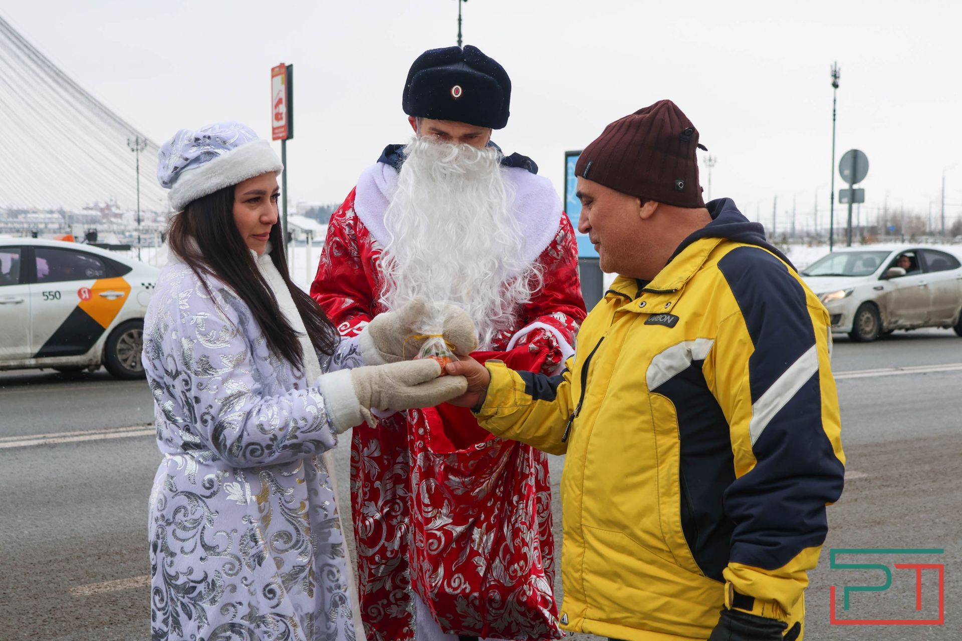 Дед Мороз из ГАИ поздравляет автомобилистов Казани с Новым годом