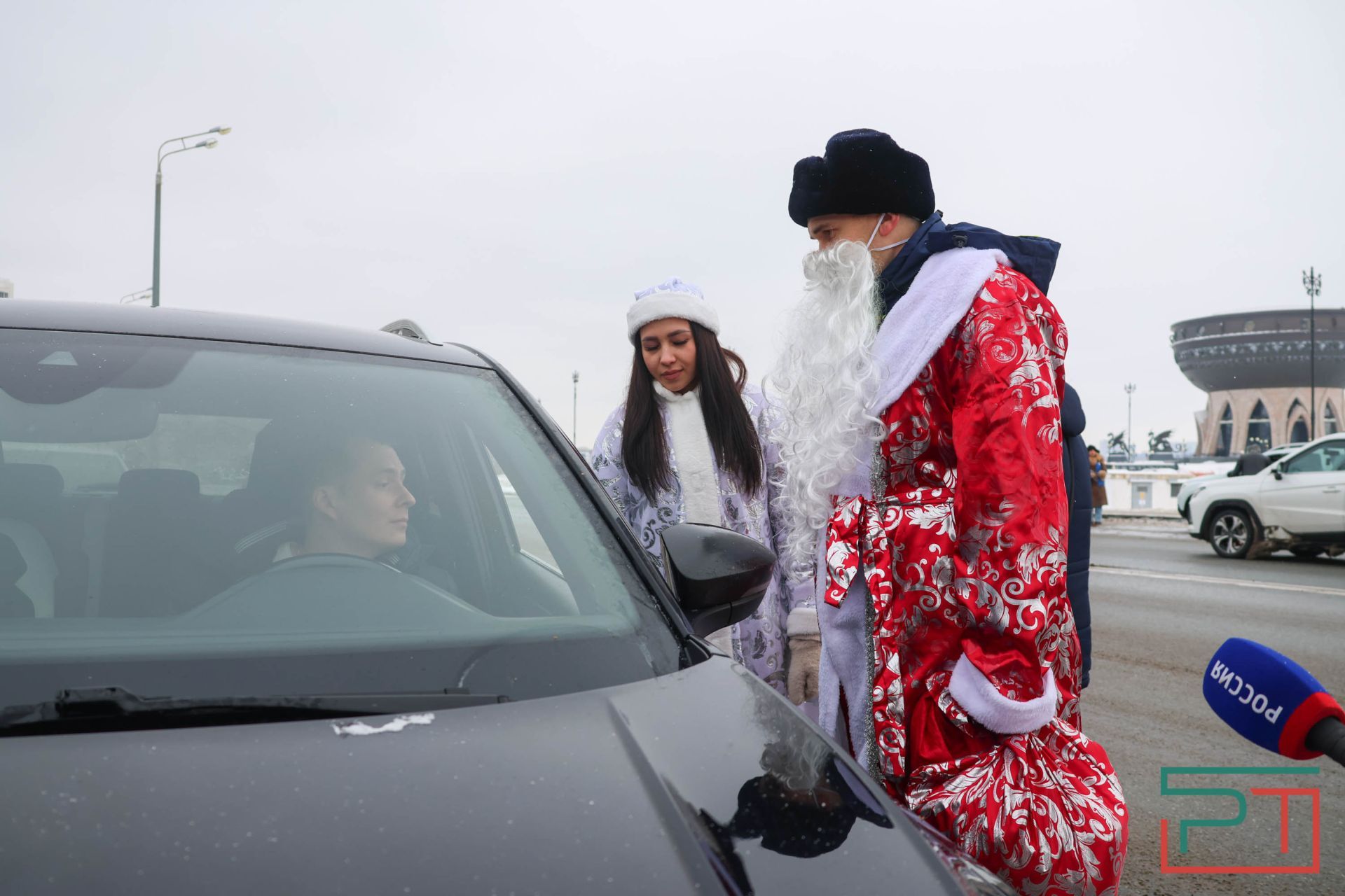 Дед Мороз из ГАИ поздравляет автомобилистов Казани с Новым годом