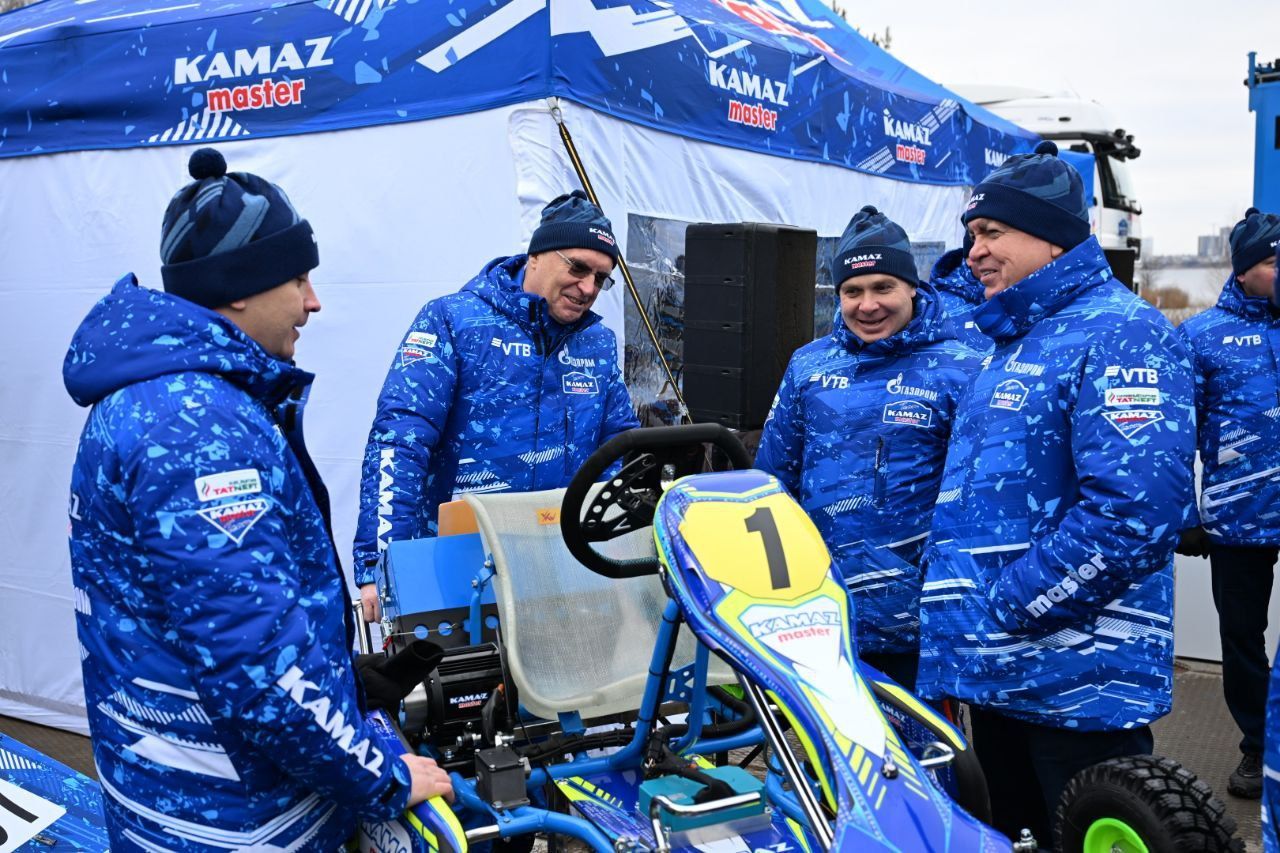 Встреча с чемпионами: Минниханов пообщался с командой «КАМАЗ-мастер»