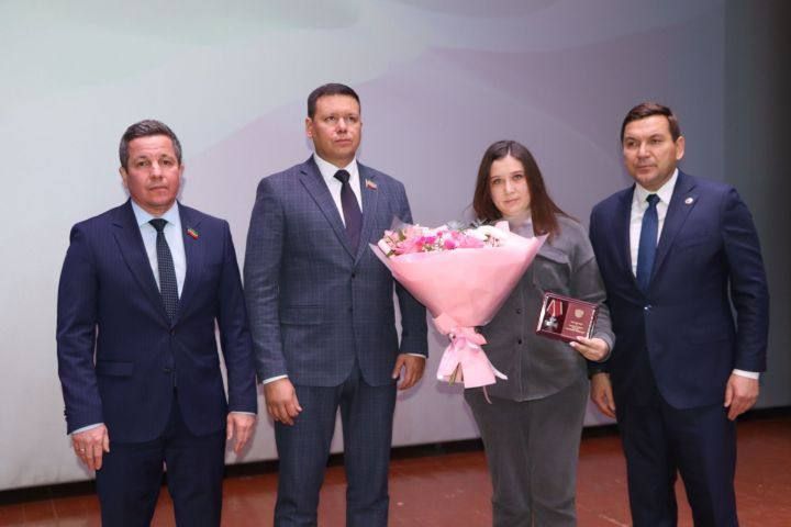 Семьям участников СВО в Апастовском районе вручили ордена и медали