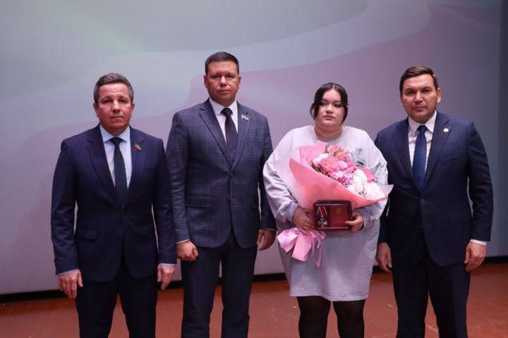 Семьям участников СВО в Апастовском районе вручили ордена и медали