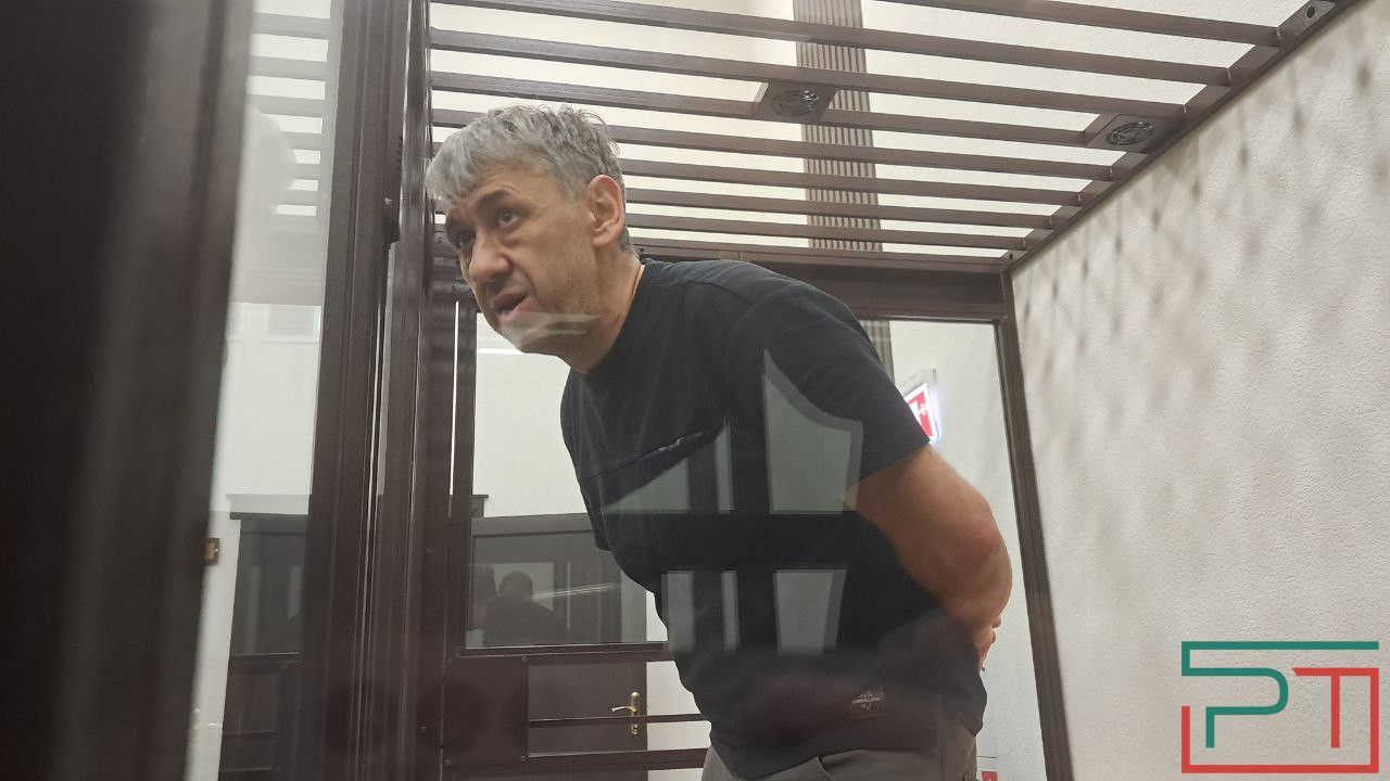 «Пытаются сделать крайним»: главу «Кота и пса» доставили в суд из-за нападения собак на девочку