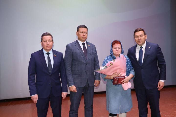 Семьям участников СВО в Апастовском районе вручили ордена и медали