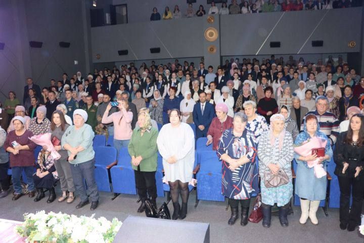 Семьям участников СВО в Апастовском районе вручили ордена и медали