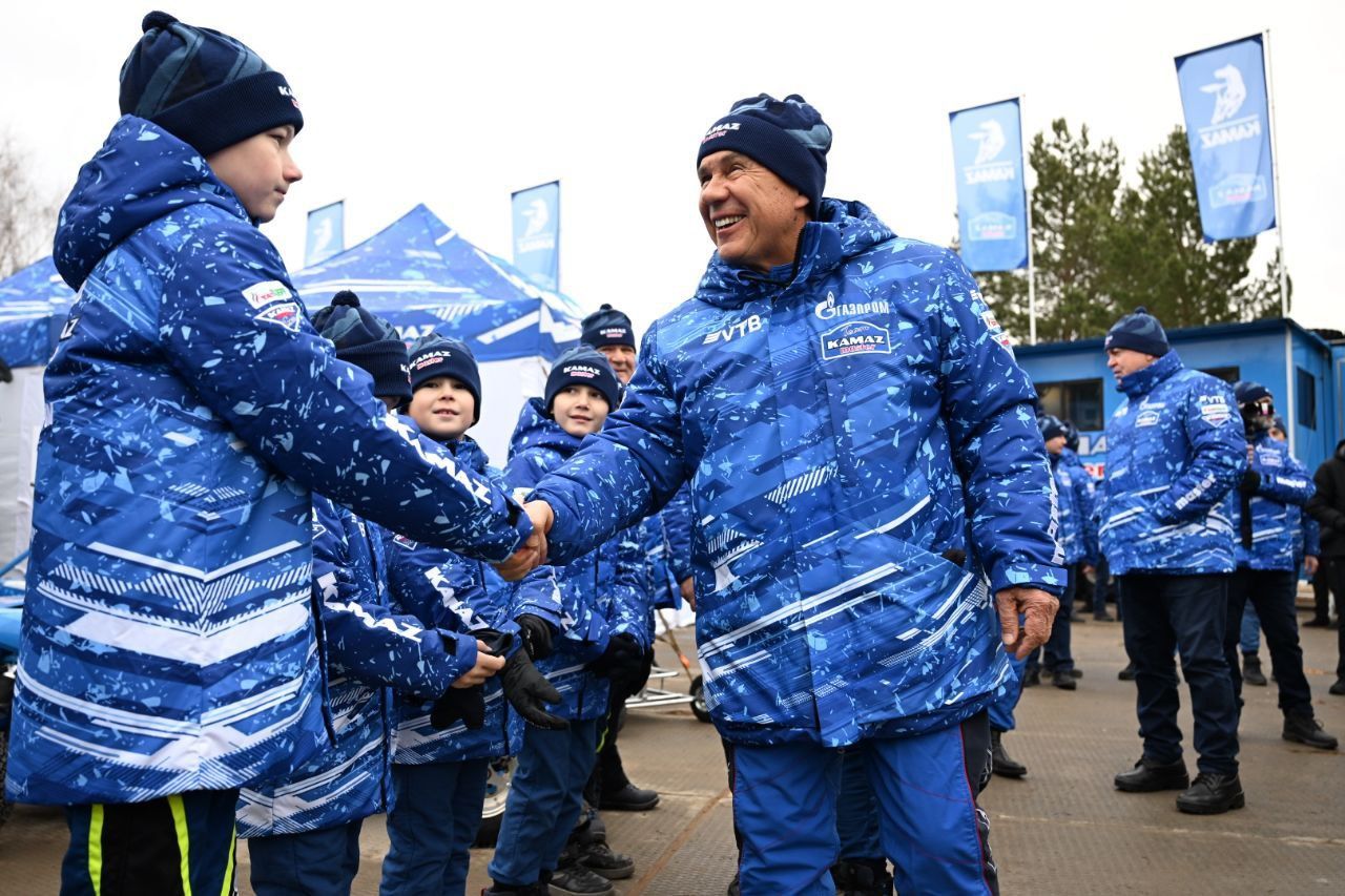 Встреча с чемпионами: Минниханов пообщался с командой «КАМАЗ-мастер»