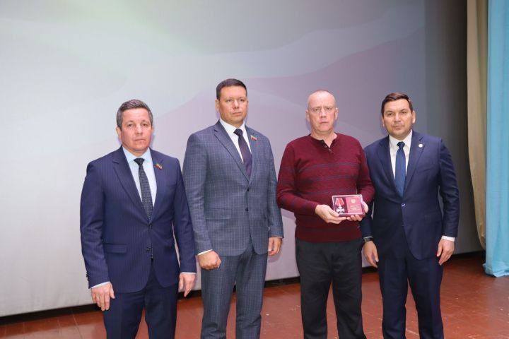 Семьям участников СВО в Апастовском районе вручили ордена и медали