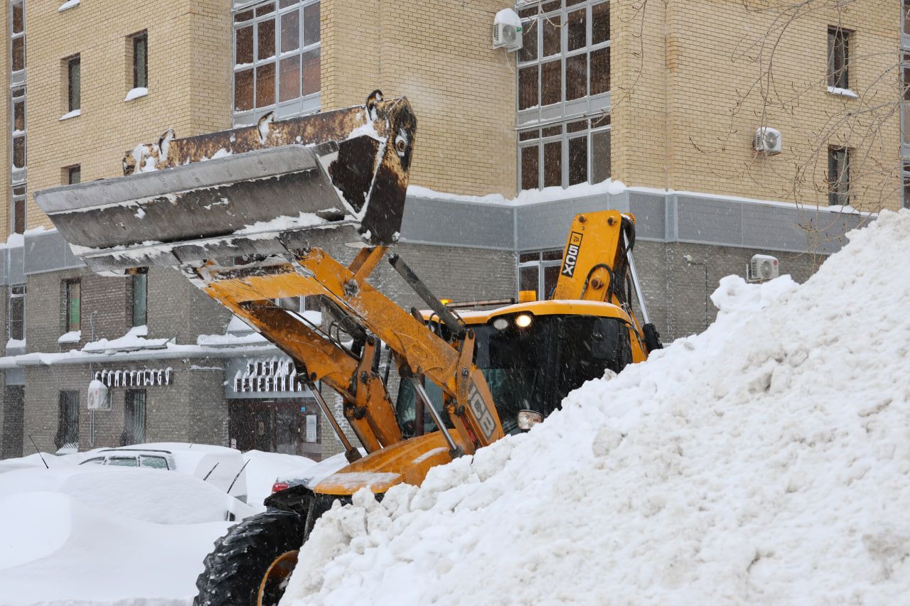 Мешают знаки и столбы: в Казани расчищают тротуары для снегоуборочной техники