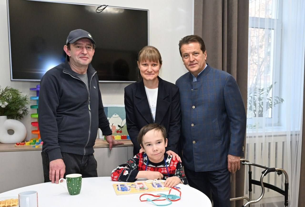Актер Константин Хабенский посетил детский инклюзивный центр в Казани