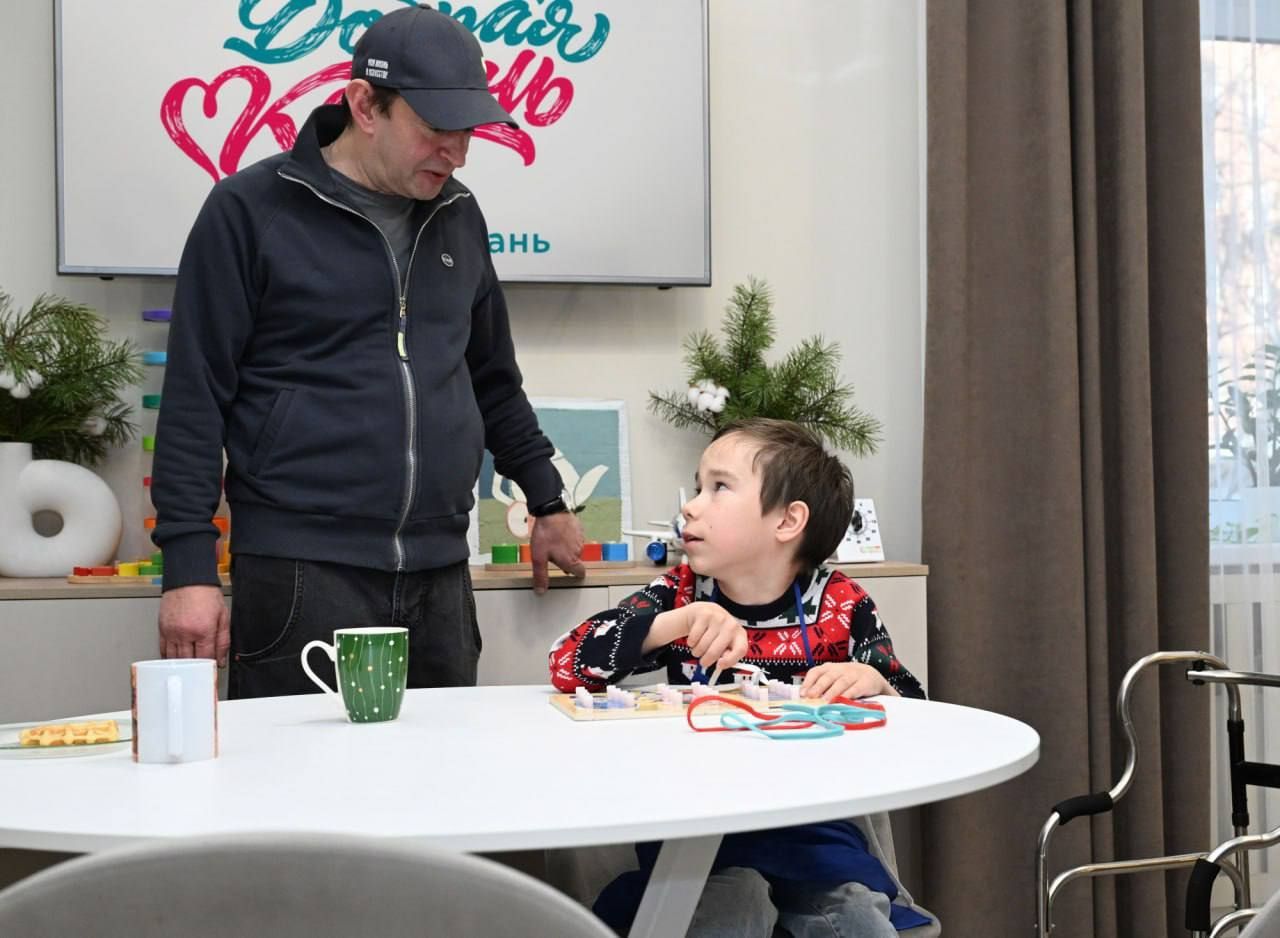 Актер Константин Хабенский посетил детский инклюзивный центр в Казани