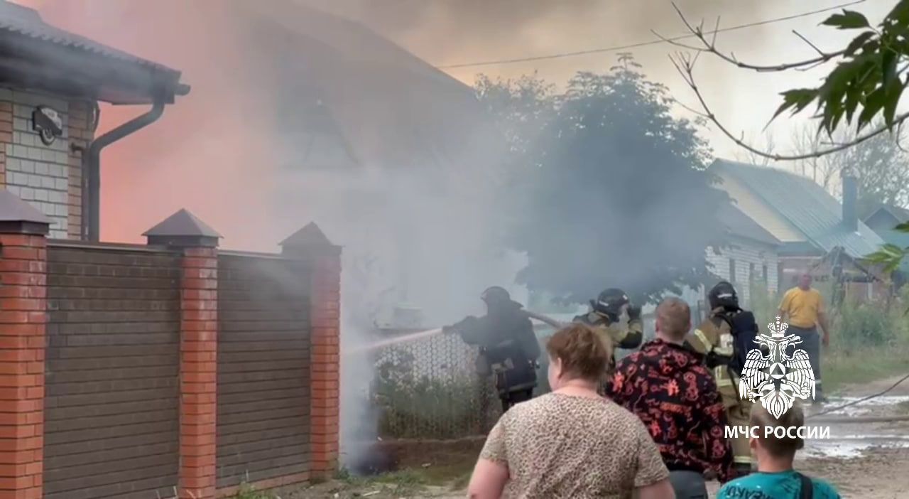 В пгт Васильево загорелся частный дом с надворными постройками