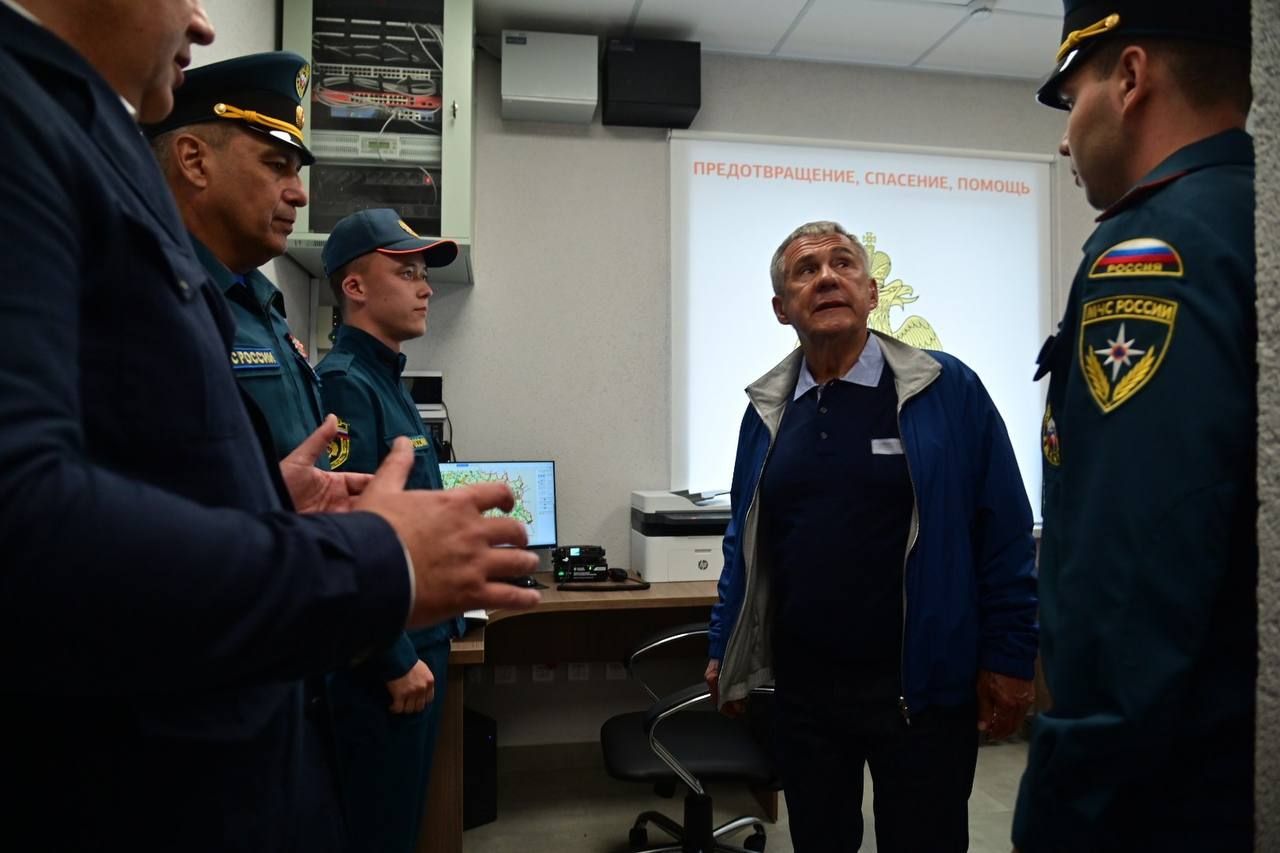 Минниханов осмотрел новое здание пожарного депо в Высокой Горе