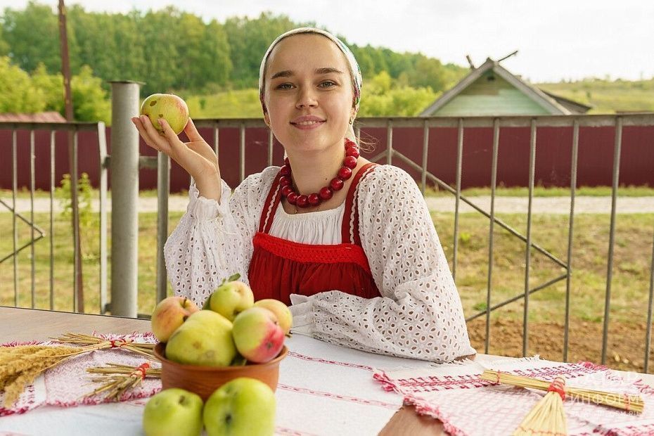 Иммерсивная экскурсия, чаепитие и хороводы: Красновидово приглашает на Яблочный Спас