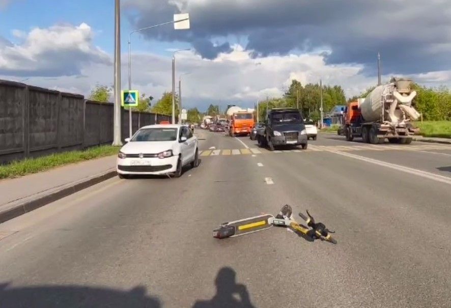 Автомобиль такси сбил самокатчика на пешеходном переходе в Казани