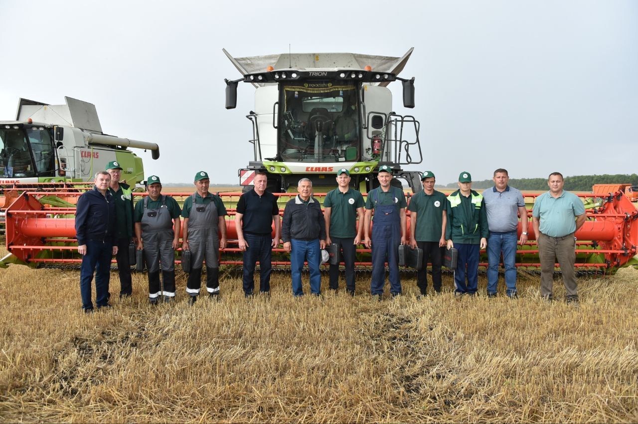 Минниханов ознакомился с ходом уборочной и наградил комбайнеров в Тетюшском районе