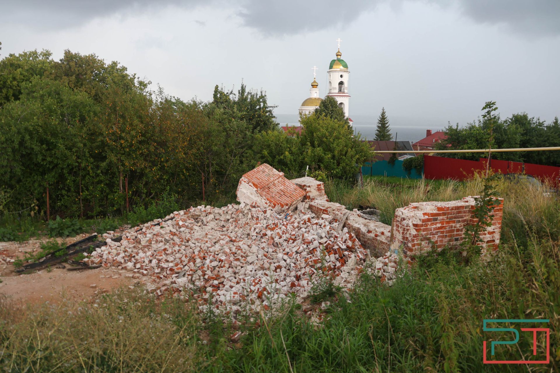 «Яблони срубили и липы погубят»: жители села под Казанью защищают от коттеджей старинный парк