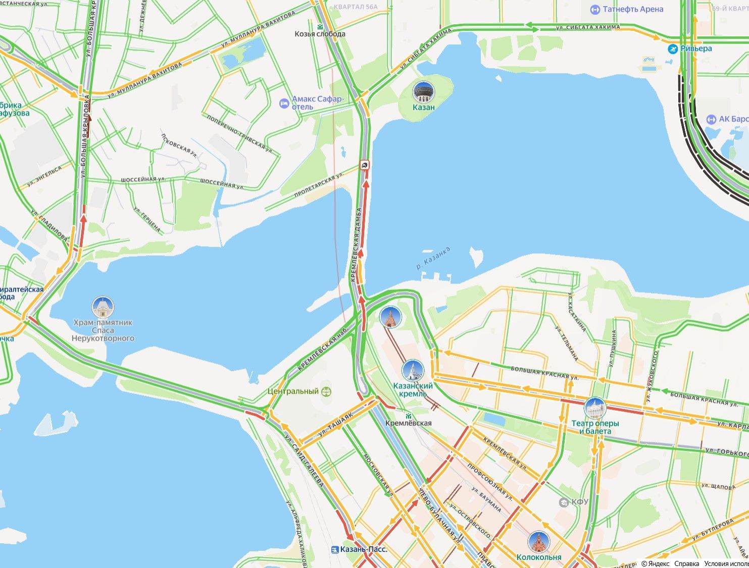 Авария парализовала движение по Кремлевской дамбе в Казани