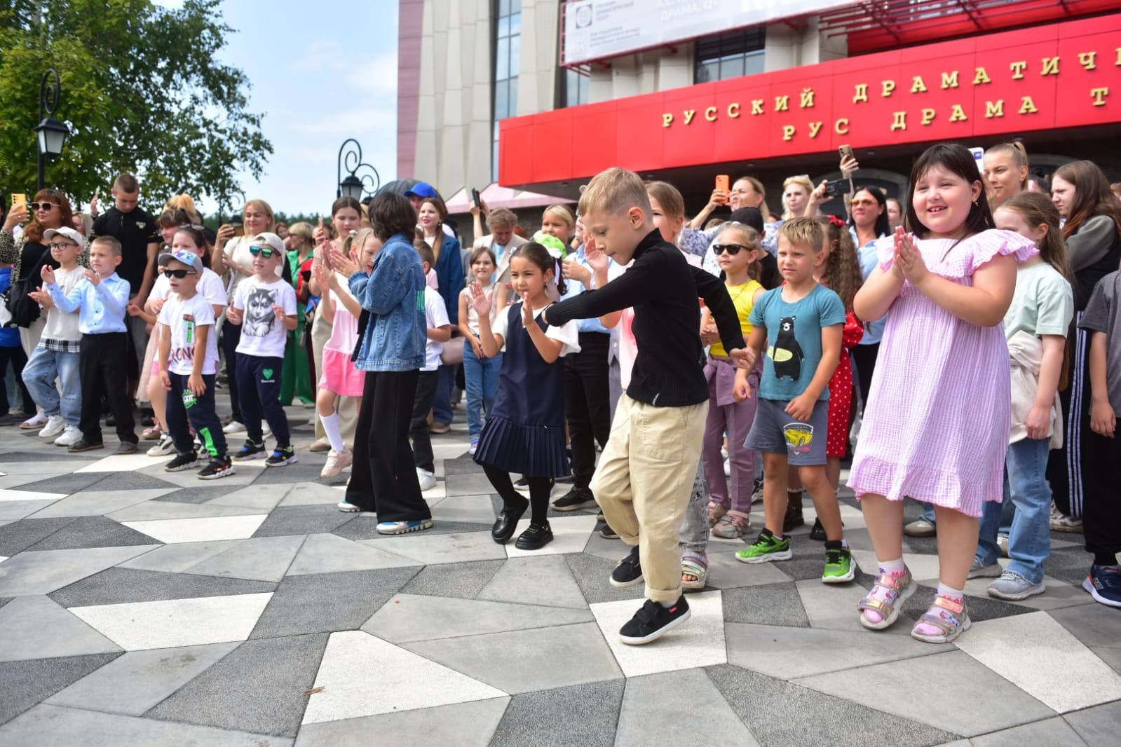 В Челнах вручили сертификаты семьям бойцов СВО с детьми-школьниками