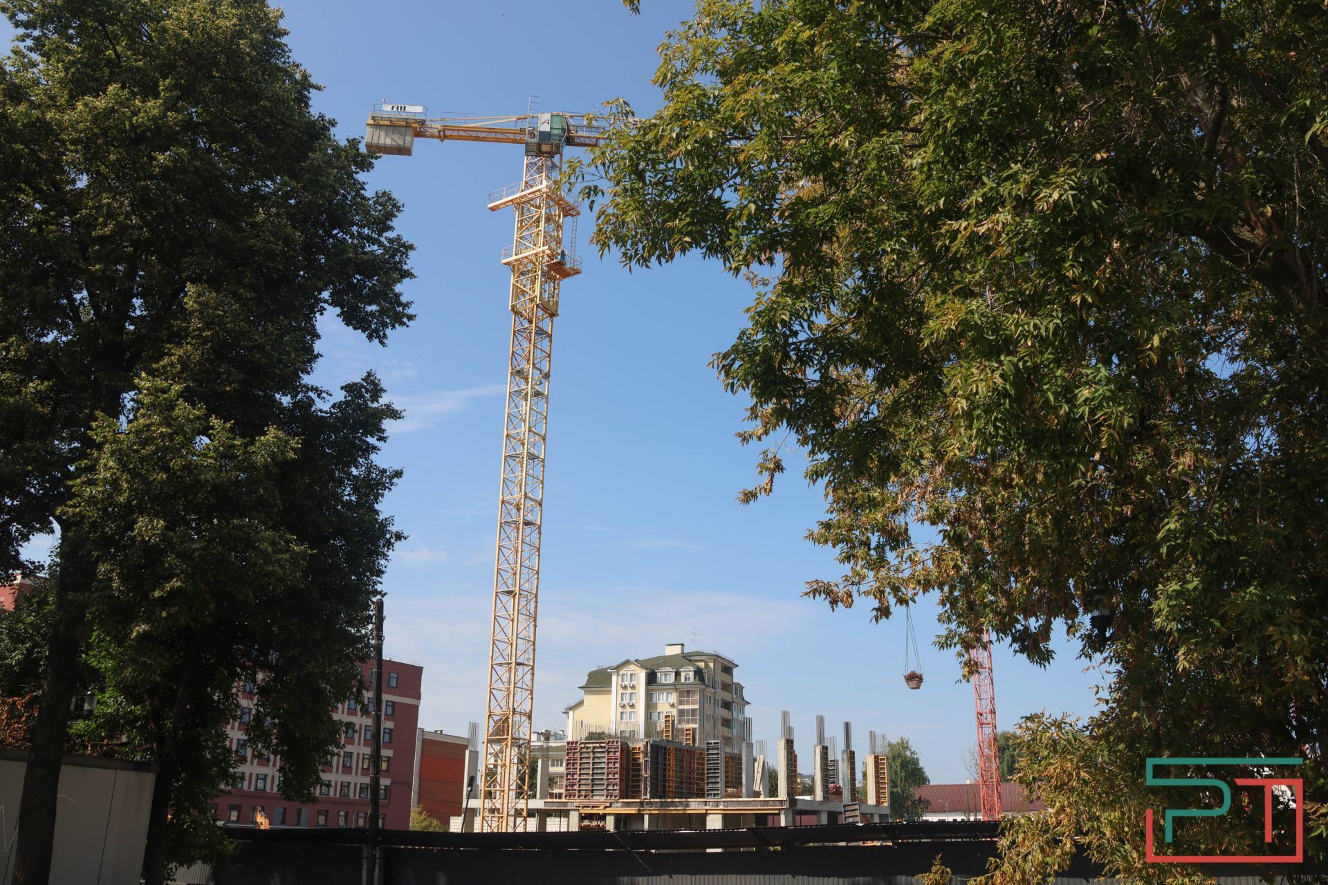 Задрожал и треснул: старый детсад в Казани не выдержал строительства элитного ЖК по соседству