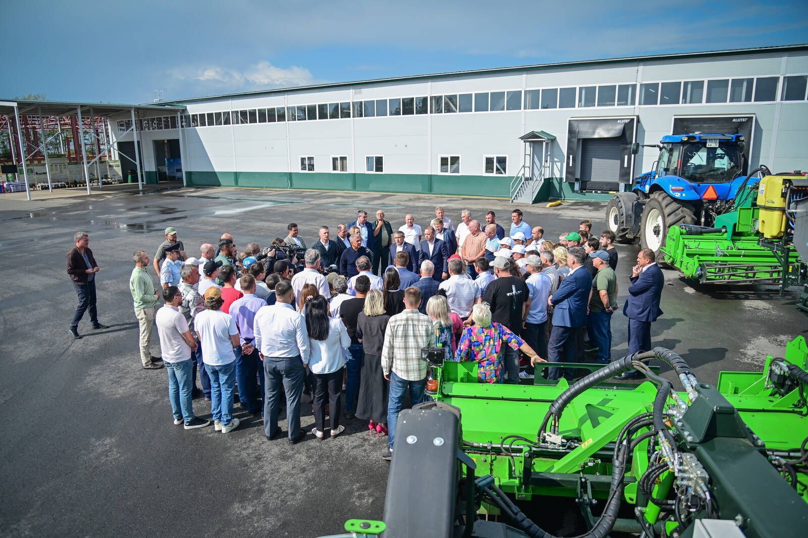 Минниханов осмотрел агрофирму «Нармонка» в Лаишевском районе