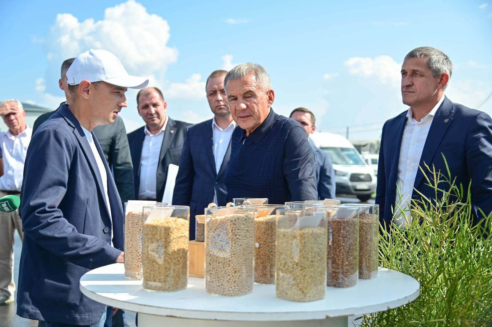 Минниханов осмотрел агрофирму «Нармонка» в Лаишевском районе