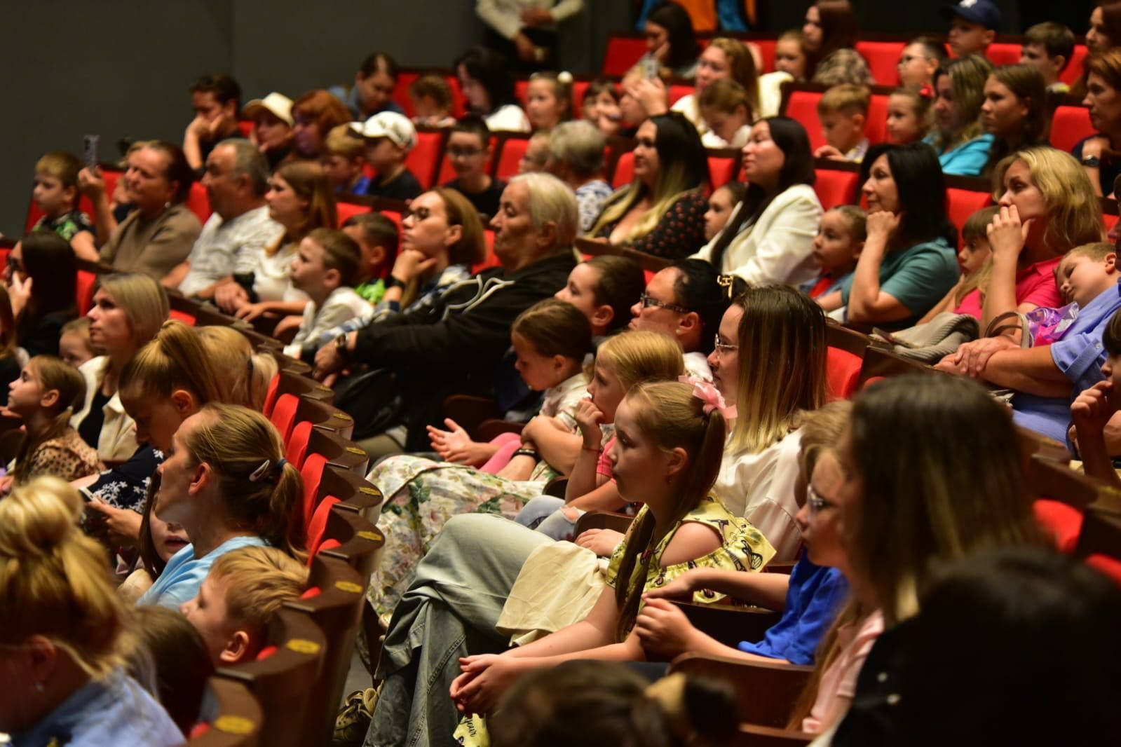 В Челнах вручили сертификаты семьям бойцов СВО с детьми-школьниками