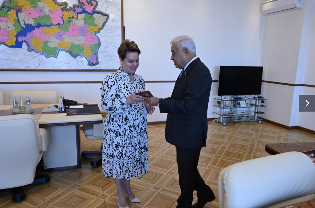 Мухаметшин вручил Сабурской удостоверение омбудсмена