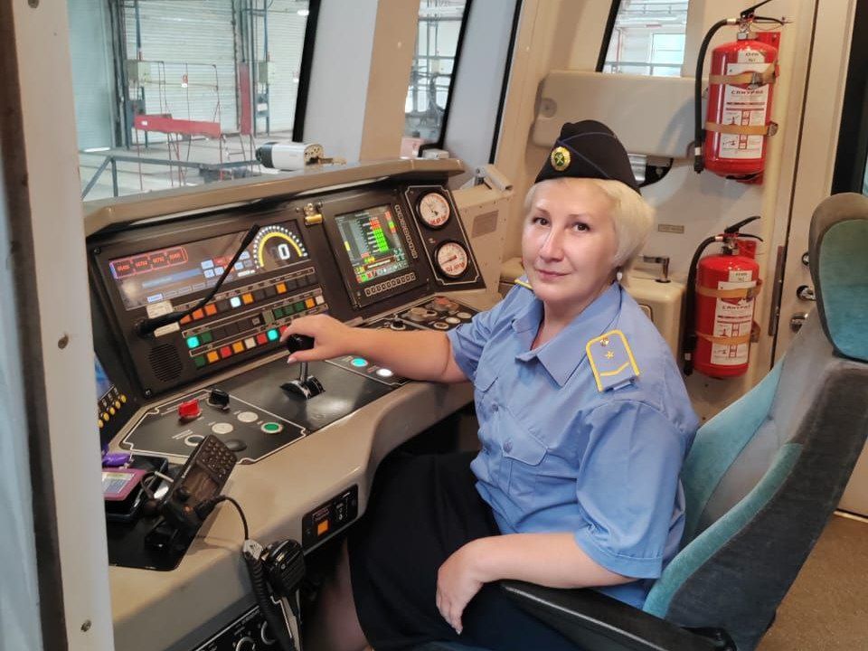 «Это вам не трамвай!»: в казанском метро появилась первая женщина-машинист