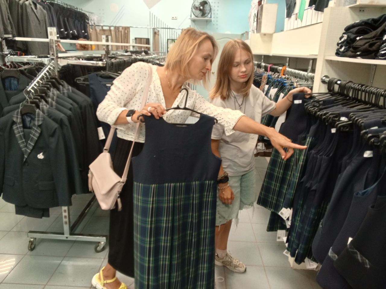 ГОСТы, деньги, беготня: родители в Татарстане собирают детей в школу