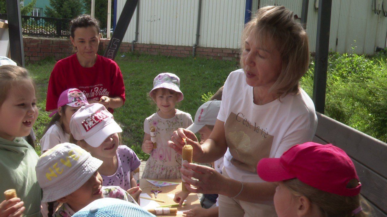 Нурлатские дошколята сделали свечи и написали письма бойцам СВО