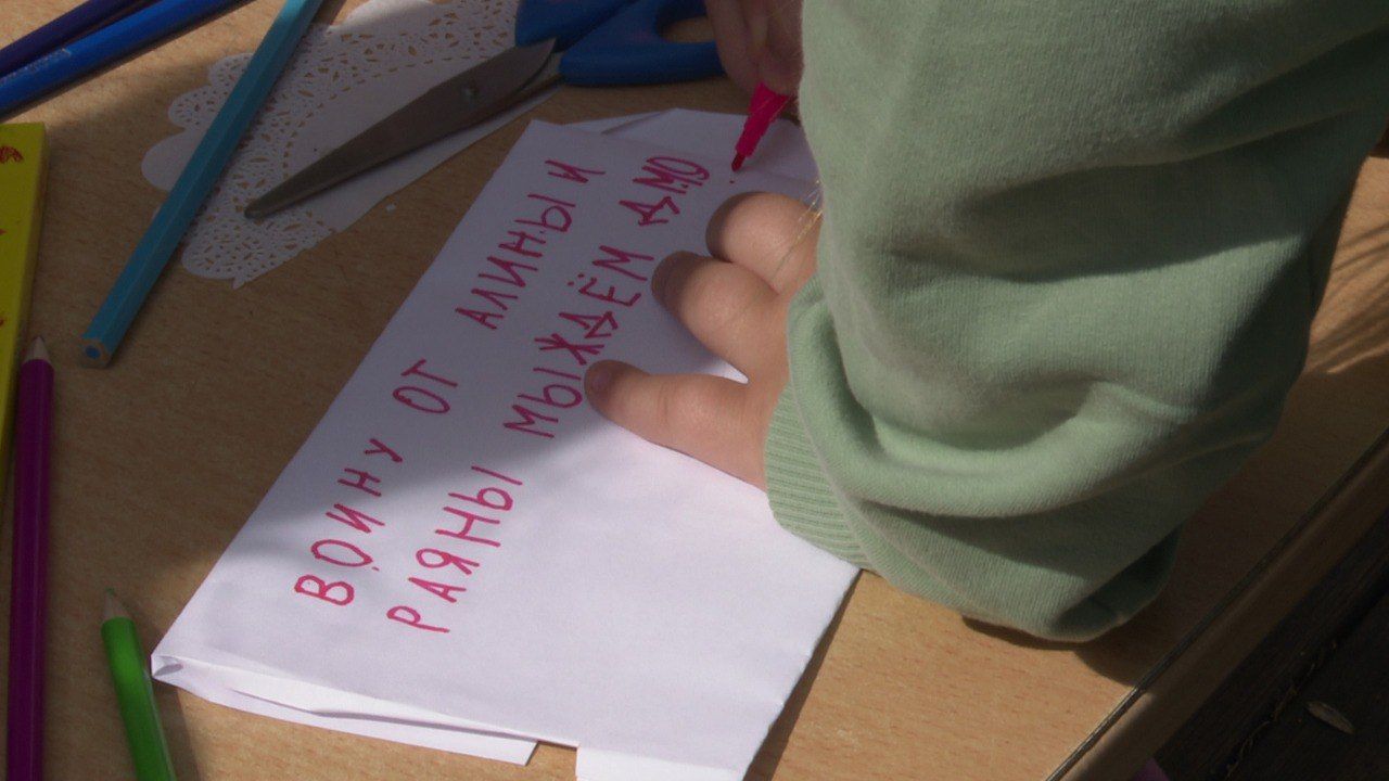 Нурлатские дошколята сделали свечи и написали письма бойцам СВО