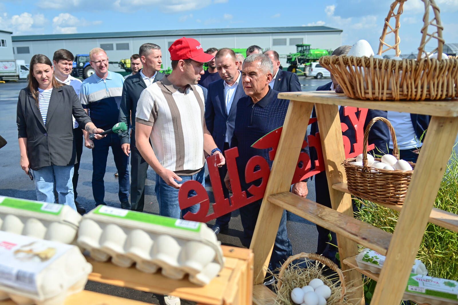 Минниханов осмотрел агрофирму «Нармонка» в Лаишевском районе