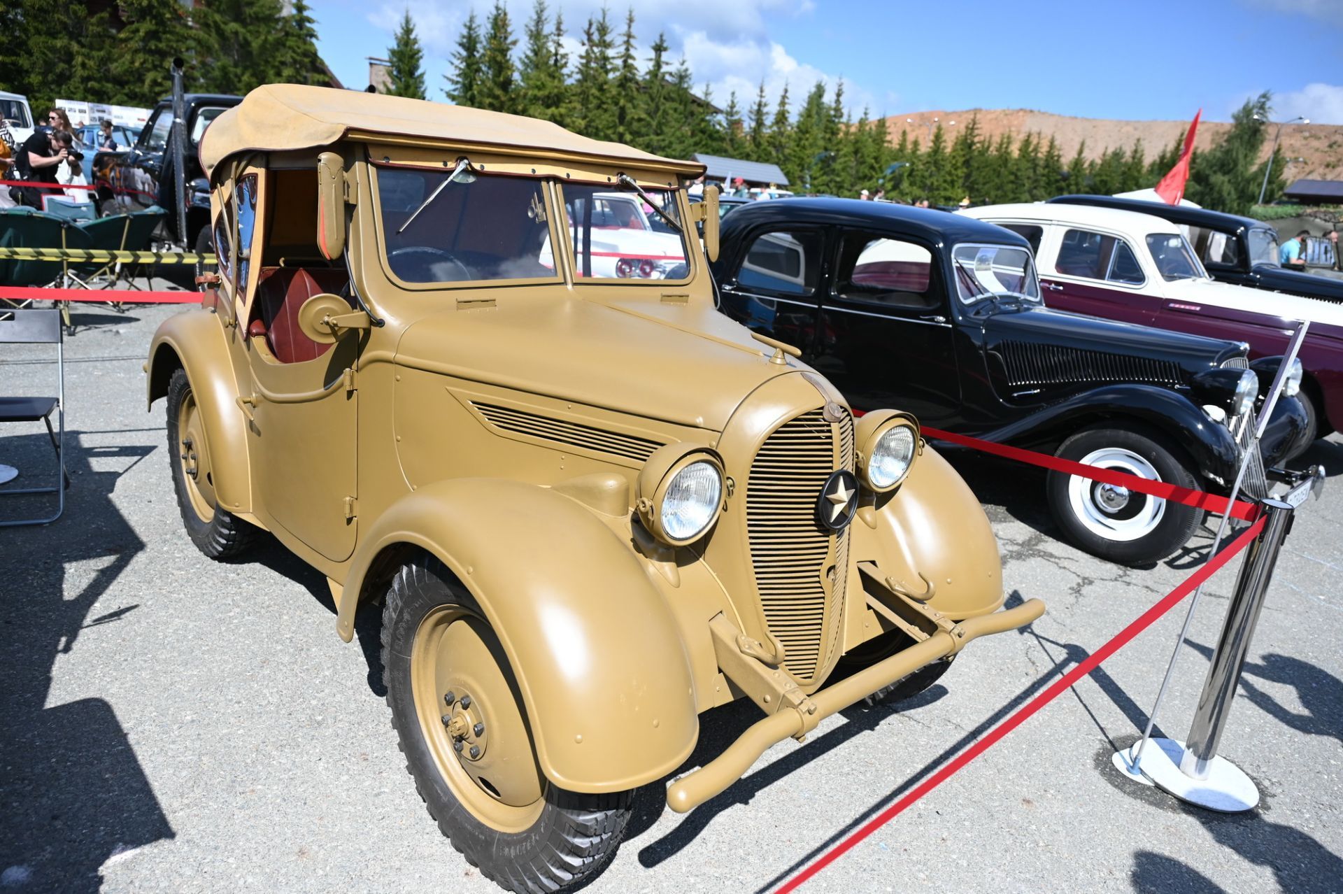 Фестиваль ретро-техники в «Свияжских холмах» объединил более 300 авто и мотоциклов