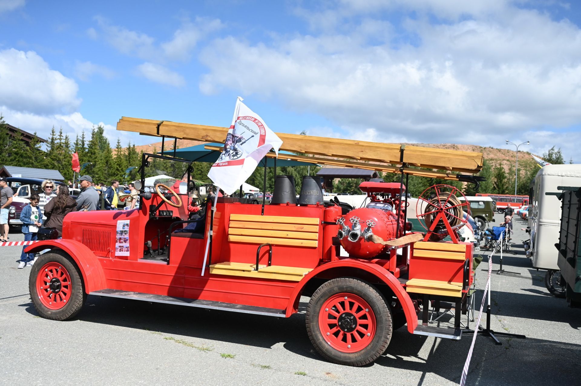 Фестиваль ретро-техники в «Свияжских холмах» объединил более 300 авто и мотоциклов