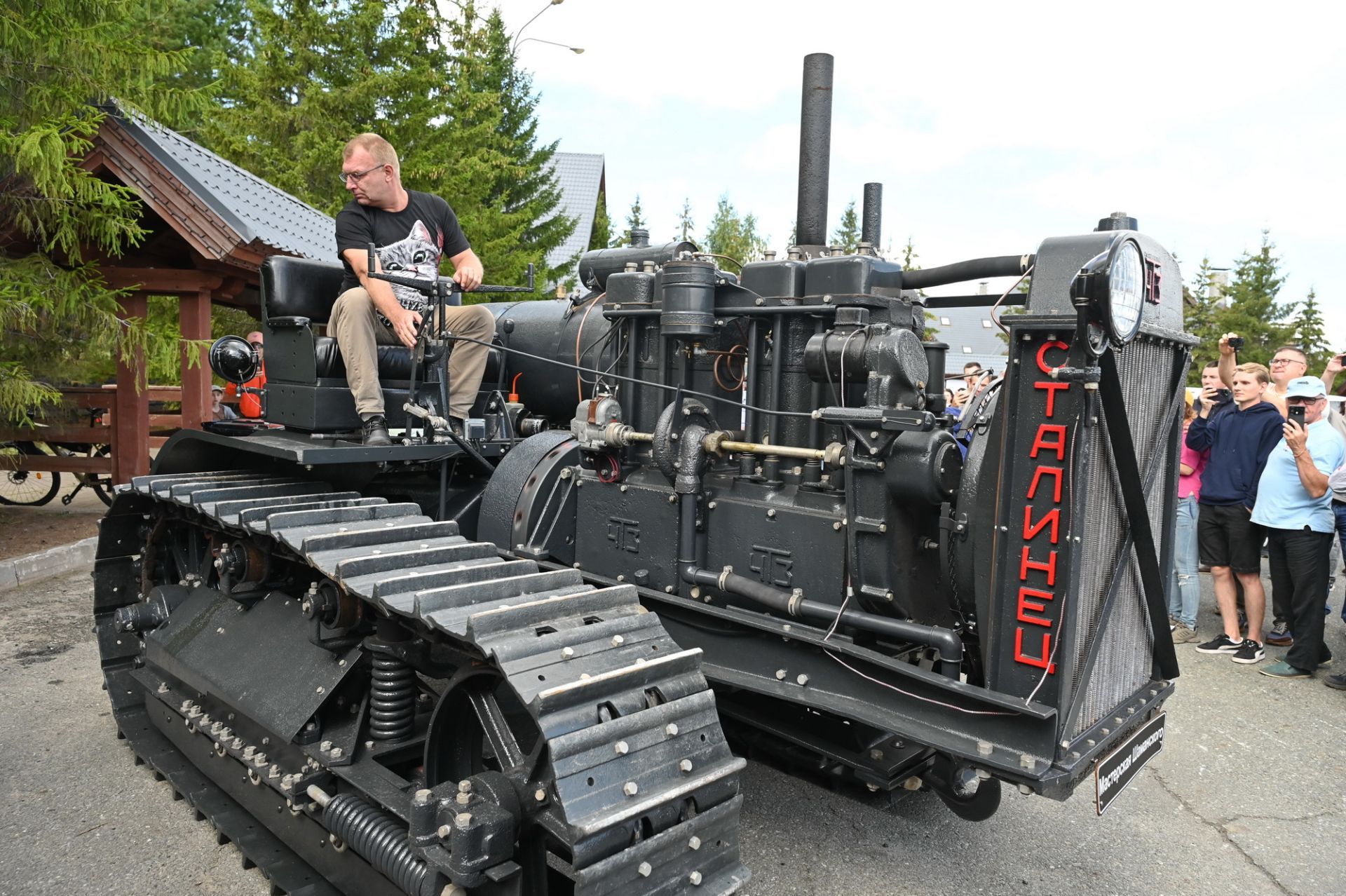 Фестиваль ретро-техники в «Свияжских холмах» объединил более 300 авто и мотоциклов