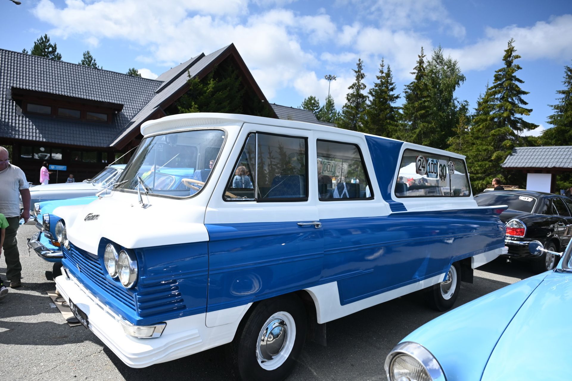 Фестиваль ретро-техники в «Свияжских холмах» объединил более 300 авто и мотоциклов