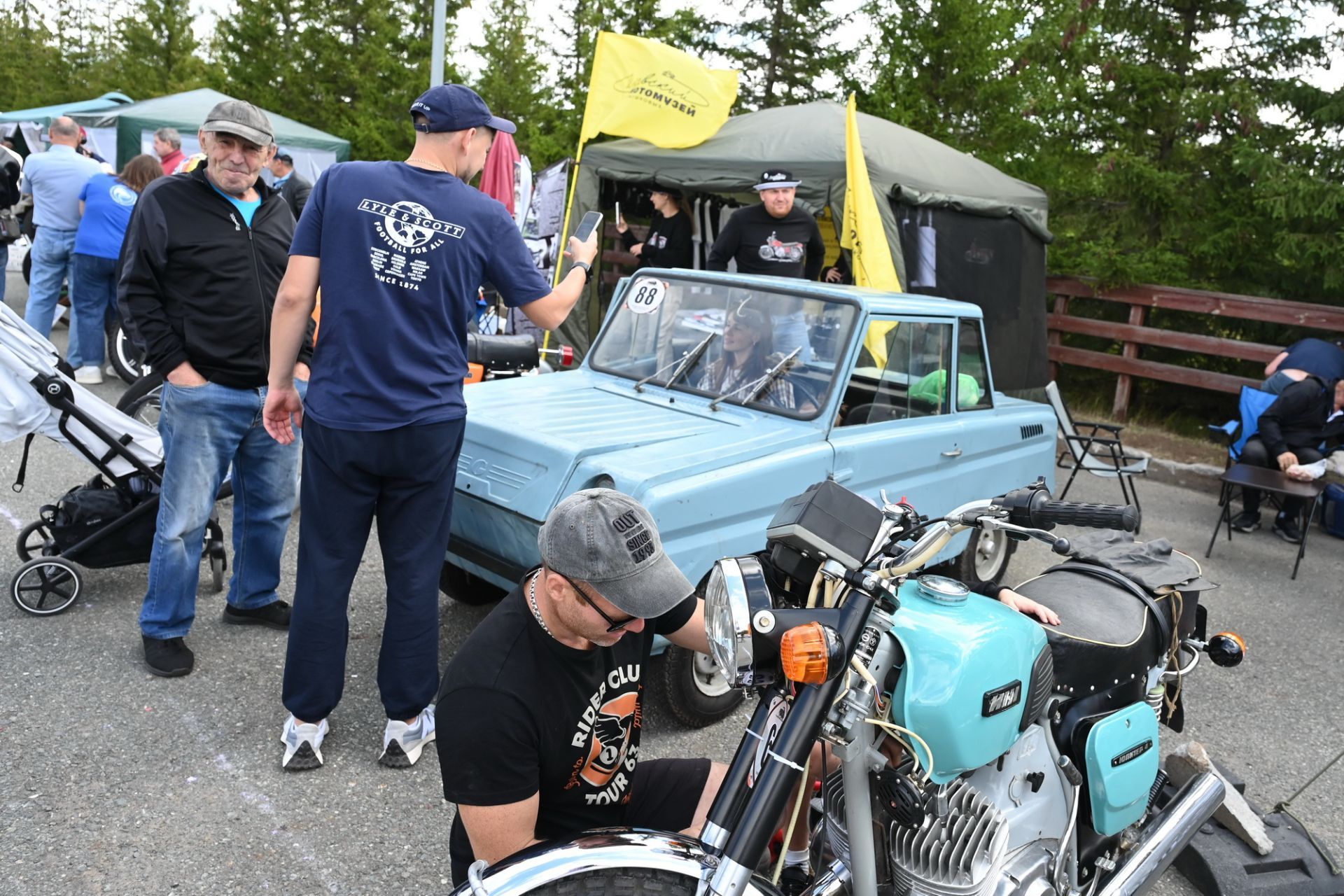 Фестиваль ретро-техники в «Свияжских холмах» объединил более 300 авто и мотоциклов