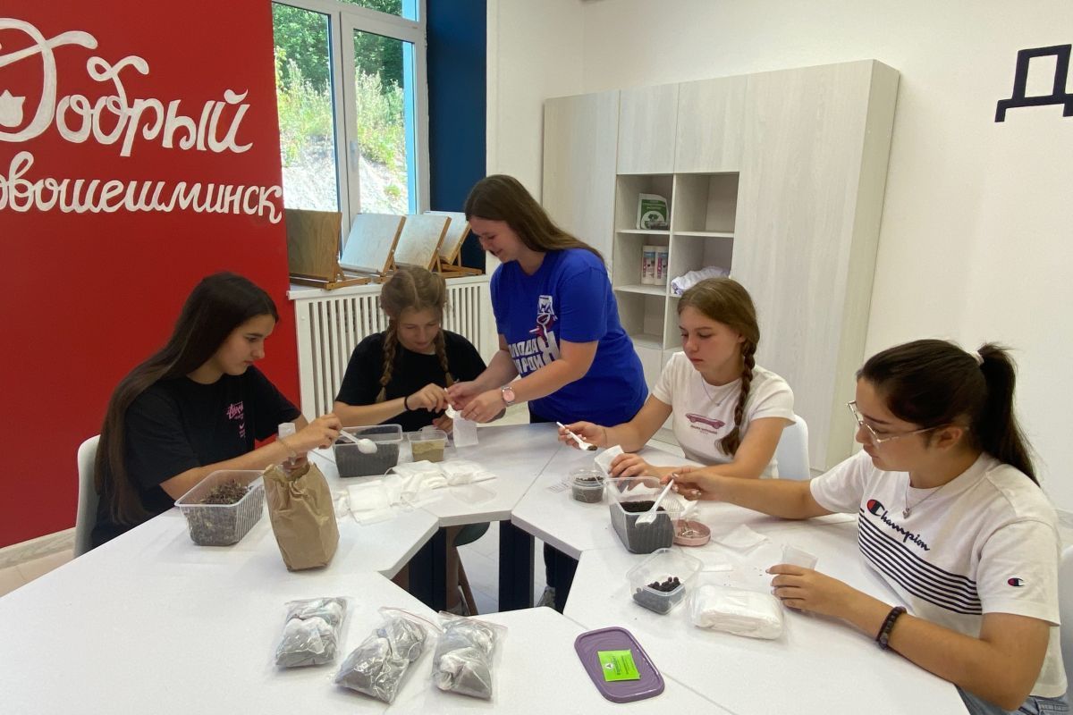 Новошешминские молодогвардейцы приготовили травяной чай для бойцов СВО