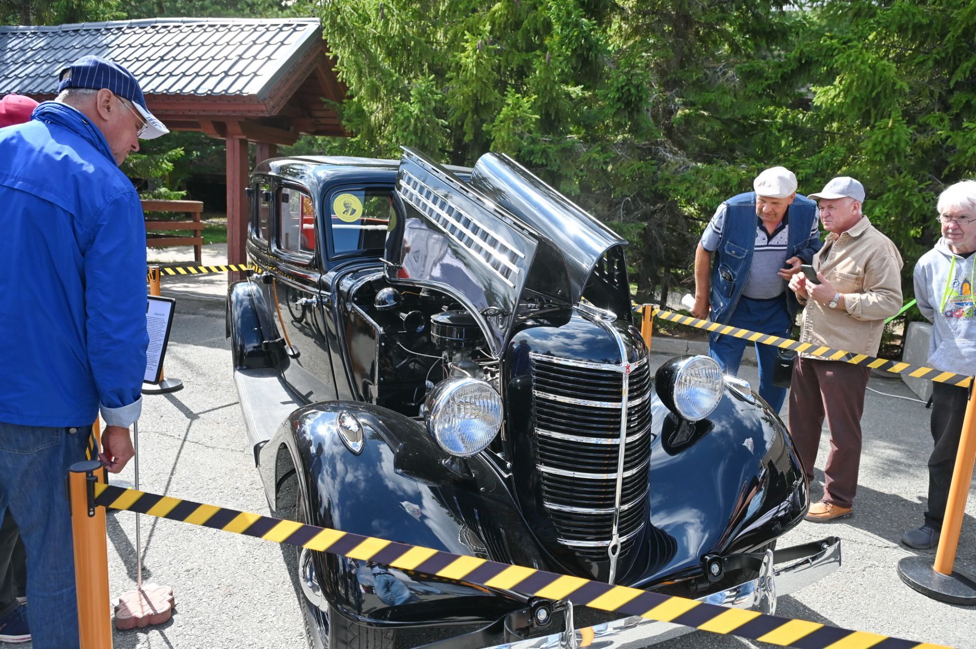 Фестиваль ретро-техники в «Свияжских холмах» объединил более 300 авто и мотоциклов