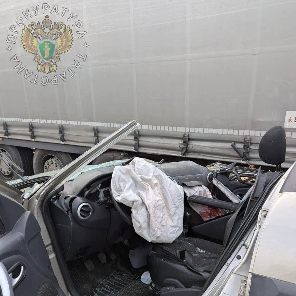 На челнинской трассе «Ларгус» влетел под фуру — два человека погибли