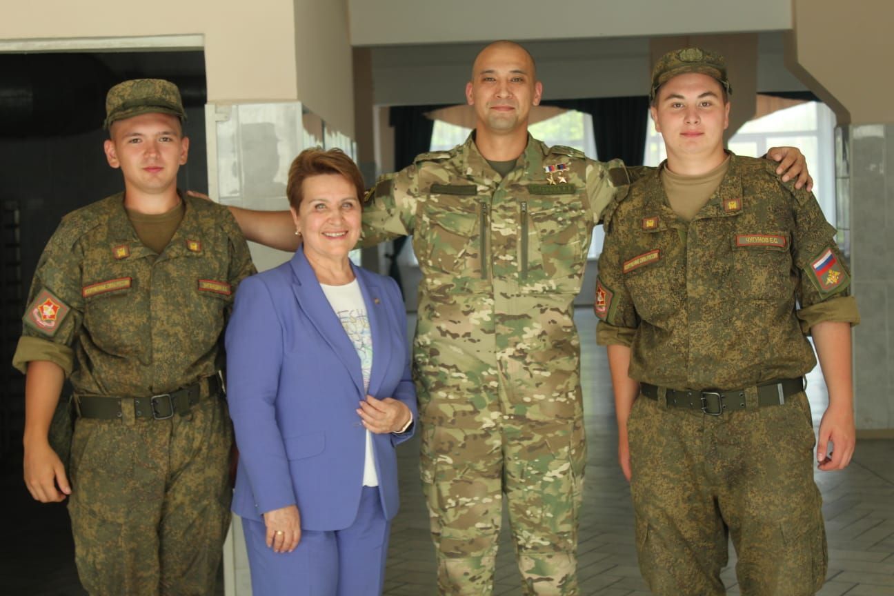 Баксиков и Сабурская встретились с татарстанскими призывниками в Самарской области