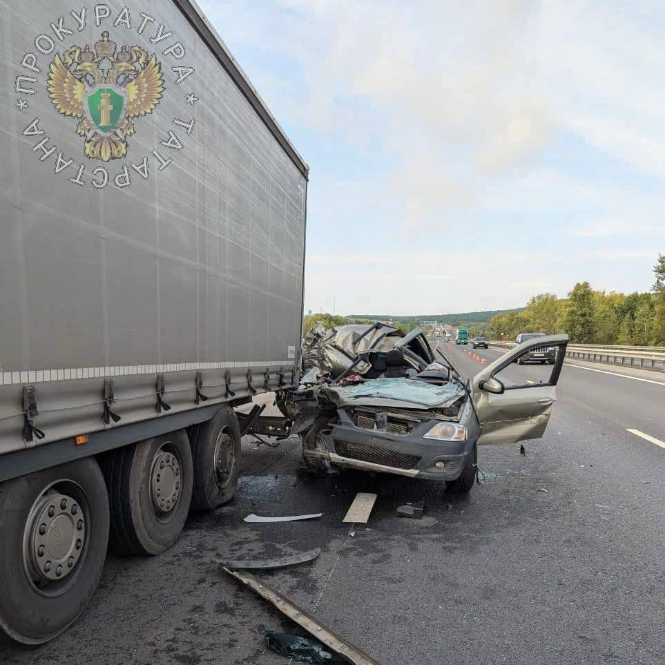 На челнинской трассе «Ларгус» влетел под фуру — два человека погибли